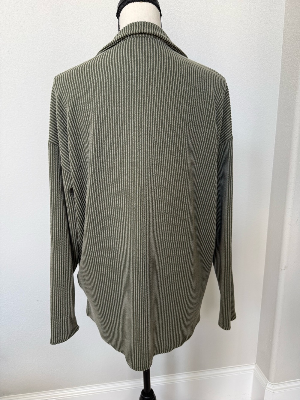 Stylive Olive Ribbed Button-Front Polo - Picture 5 of 10